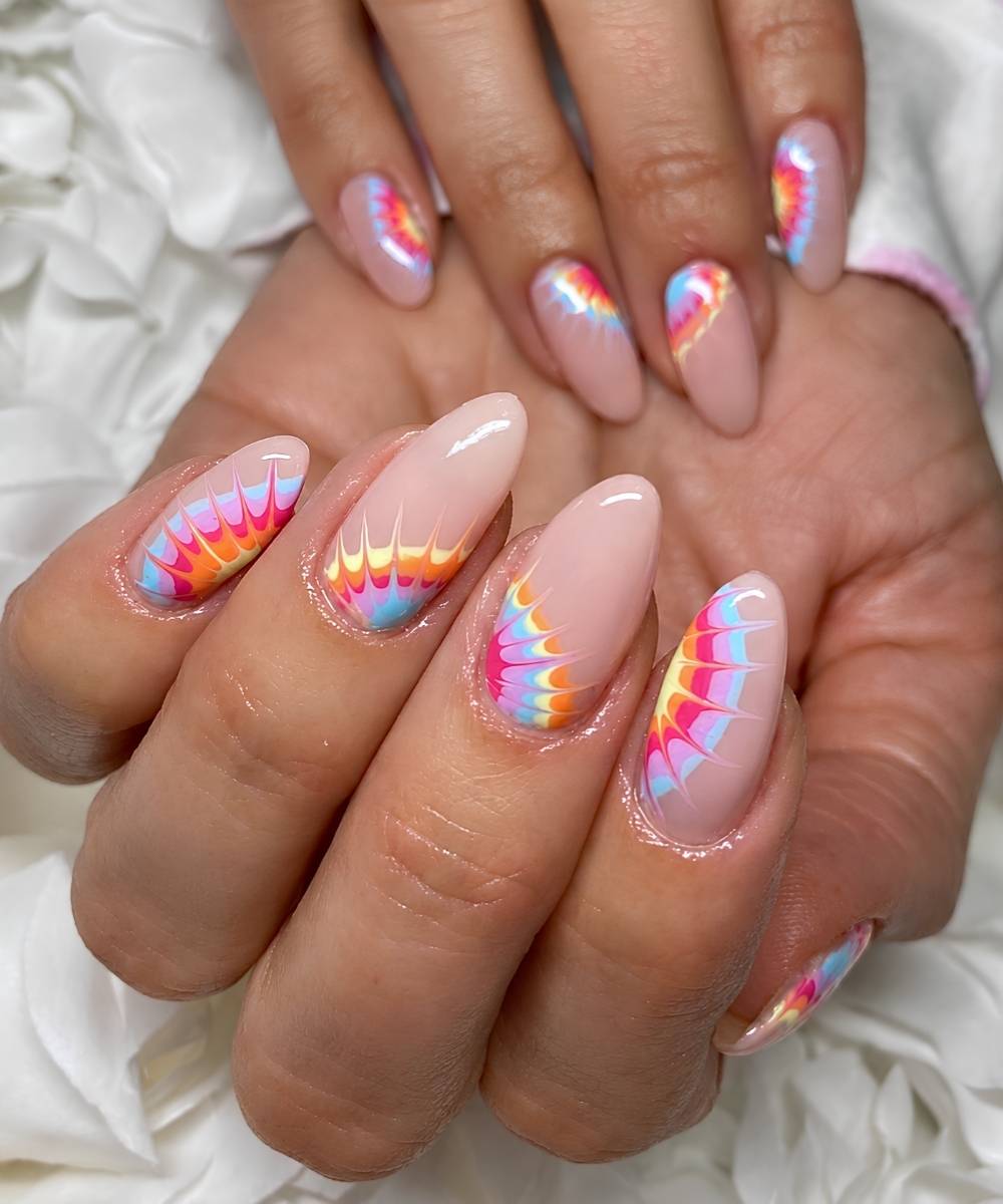 Milchige Naegel mit blauen Glitzer Flammen Tips