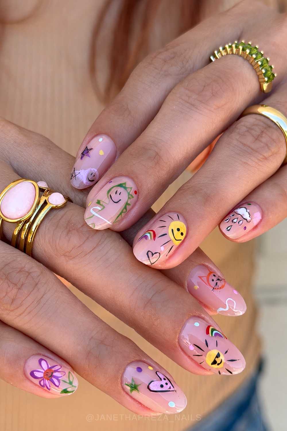 Milchige Naegel mit bunter Doodle Nail Art