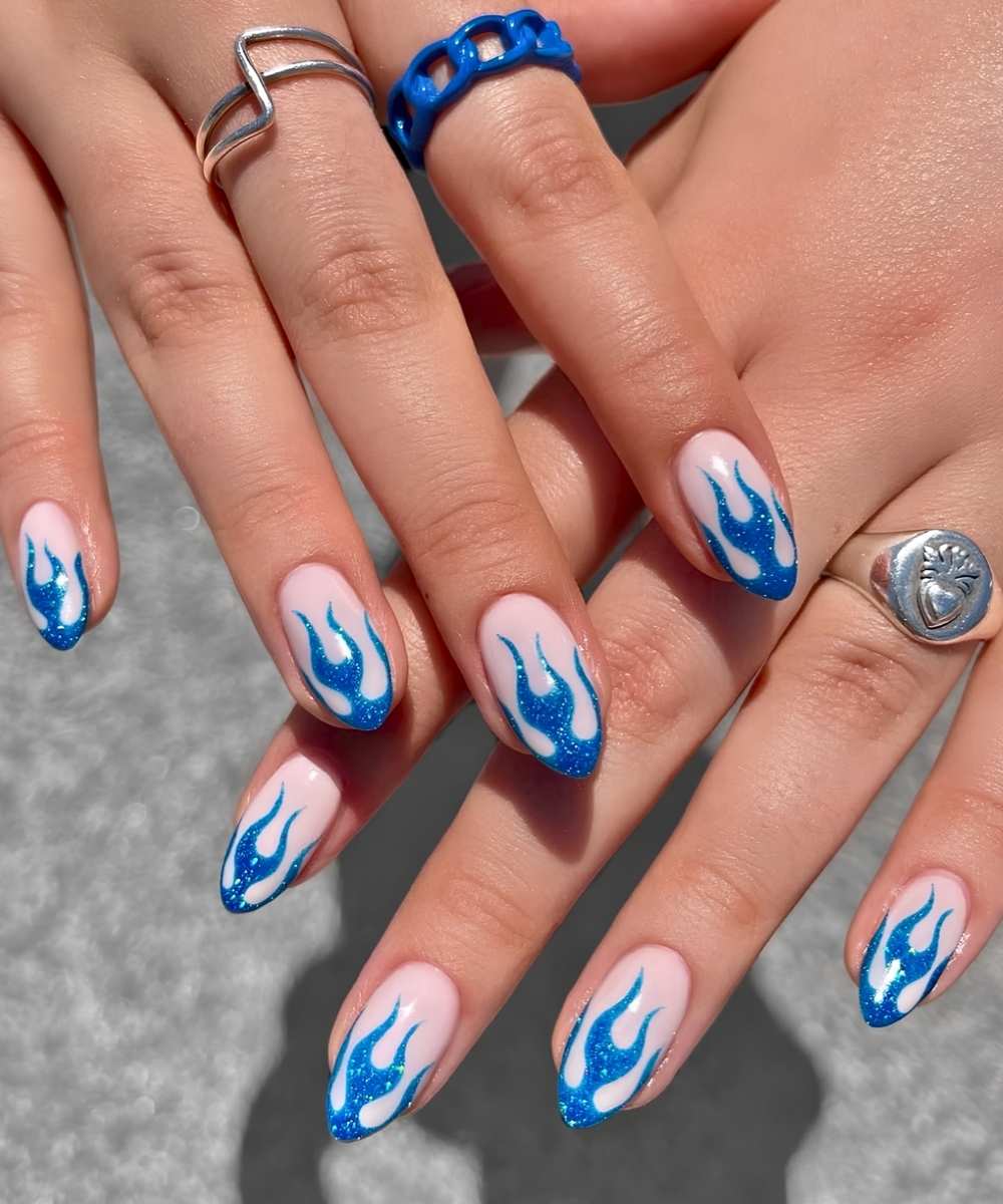 Milchige Naegel mit bunter Tie Dye Nail Art