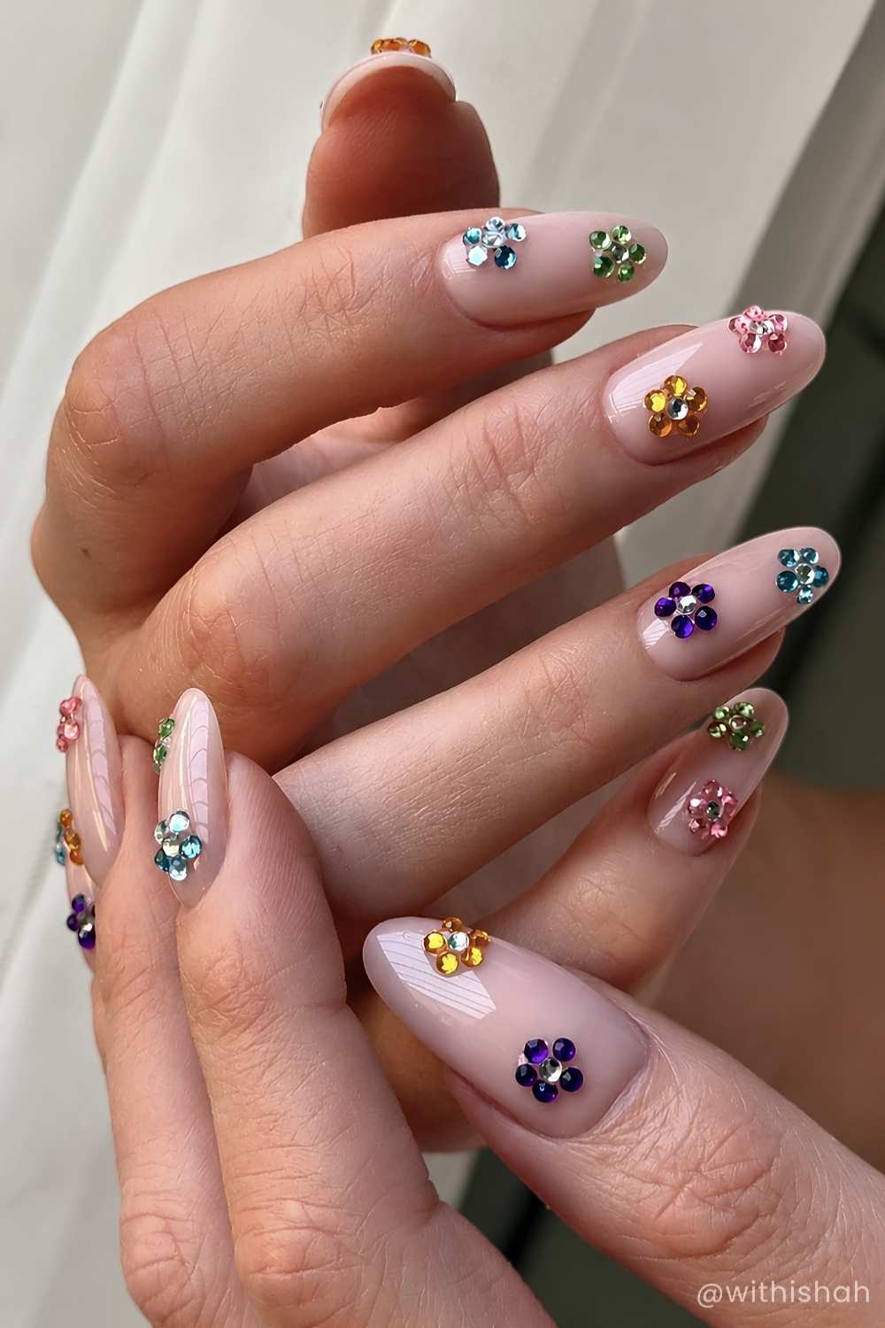 Milchige mani mit bunten strass blueten