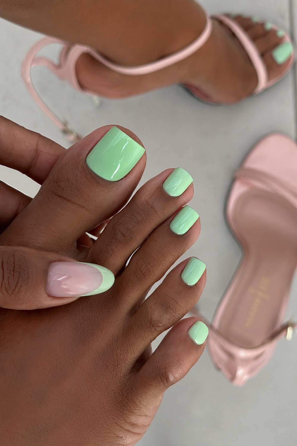 Mintgruene Pedikuere und Mint French Manikuere