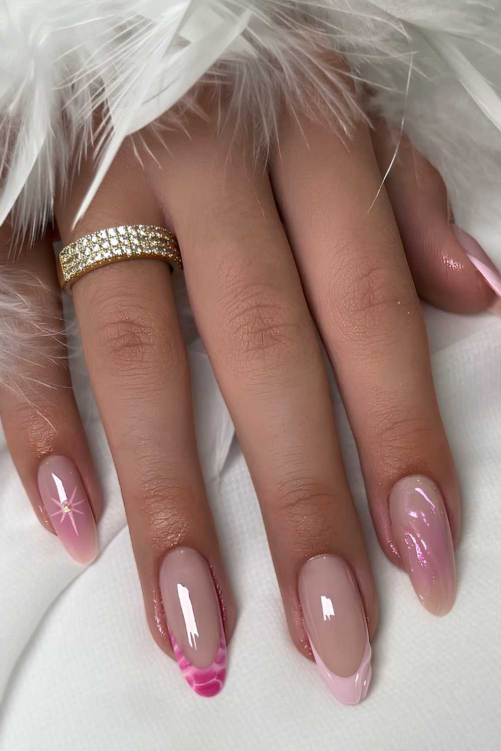 Mismatch Pink French Mani mit 3D Akzenten