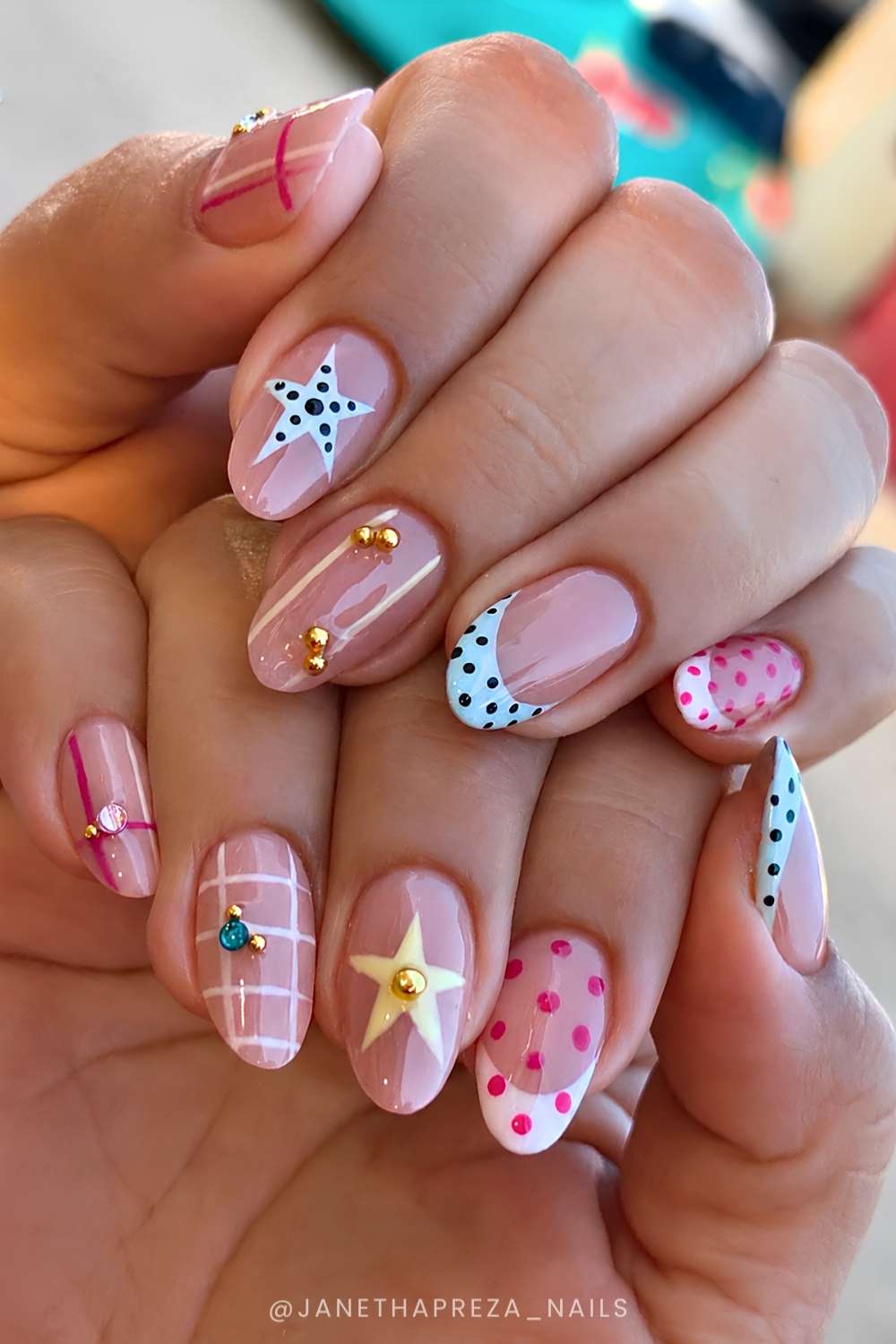 Mismatched bunte French Mani