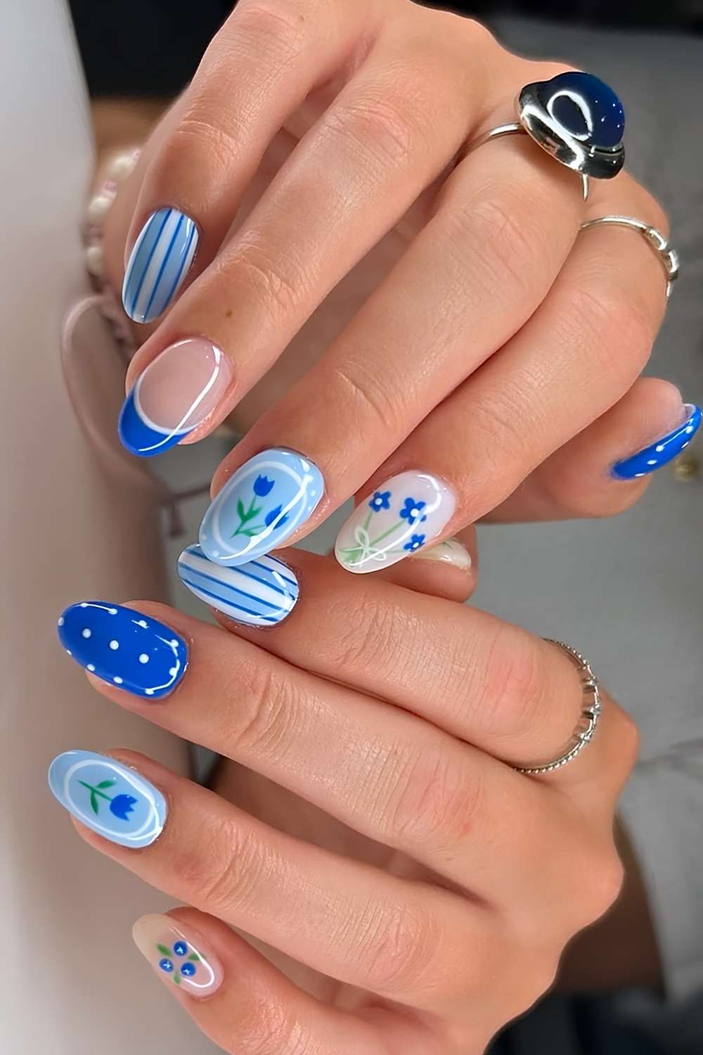 Mix and match naegel in verschiedenen blautoenen