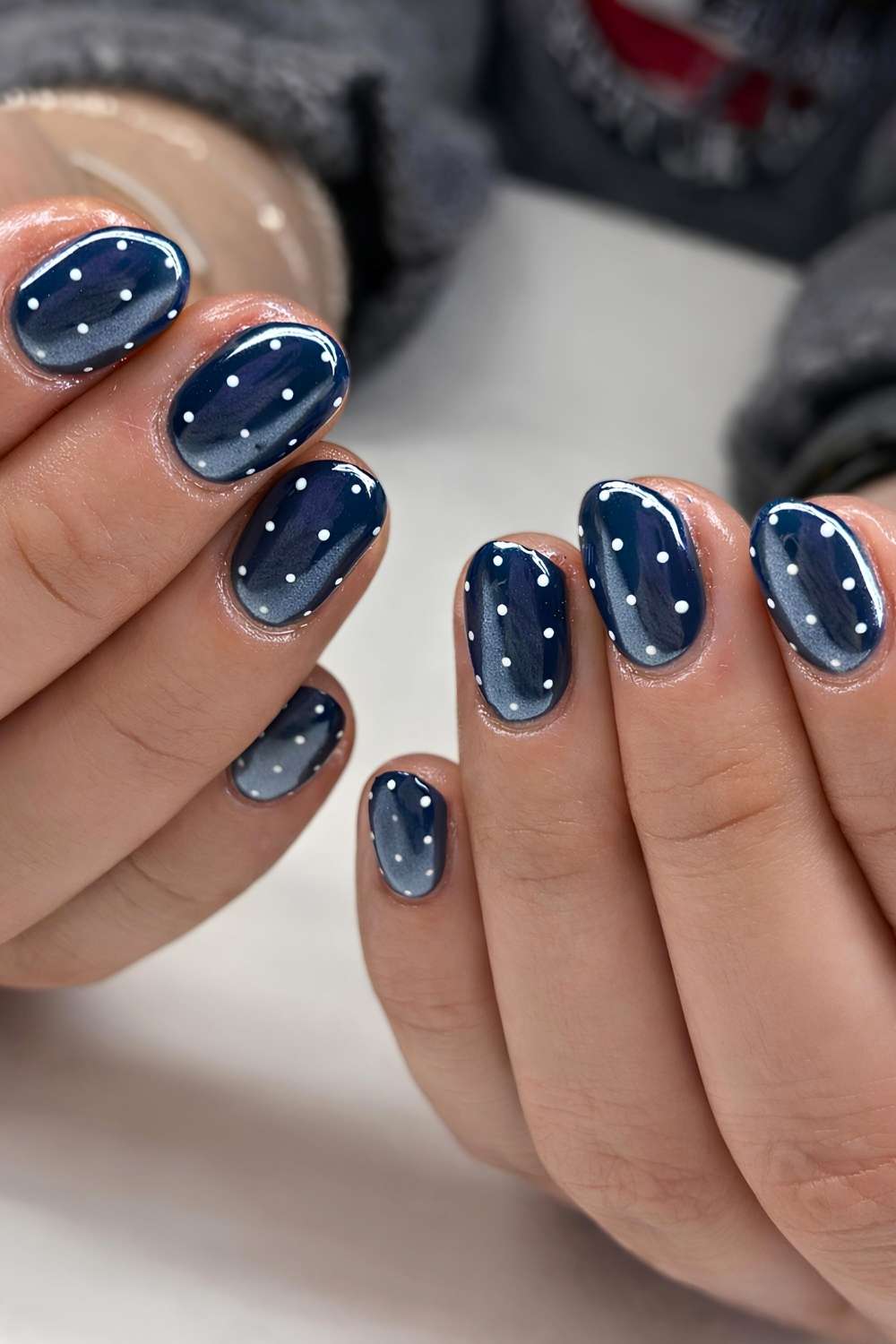 Navyblaue Chrome Mani mit Polka Dots