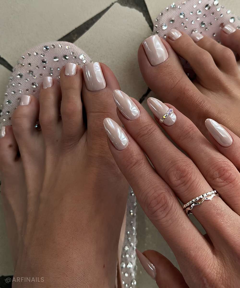 Neutrale Chrome Manikuere und Pedikuere mit Strass