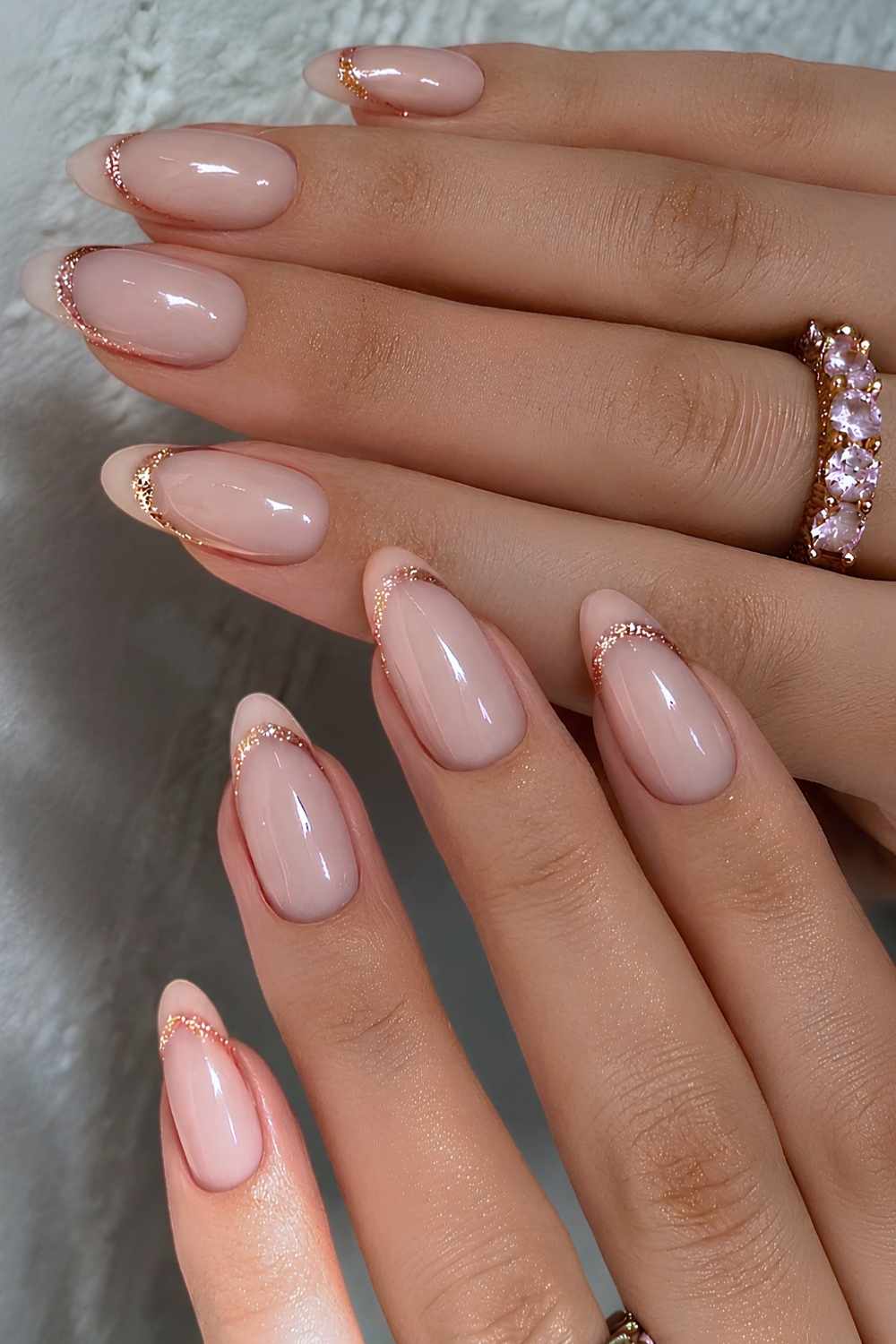 Neutrale French Manikuere mit goldener Glitzerlinie