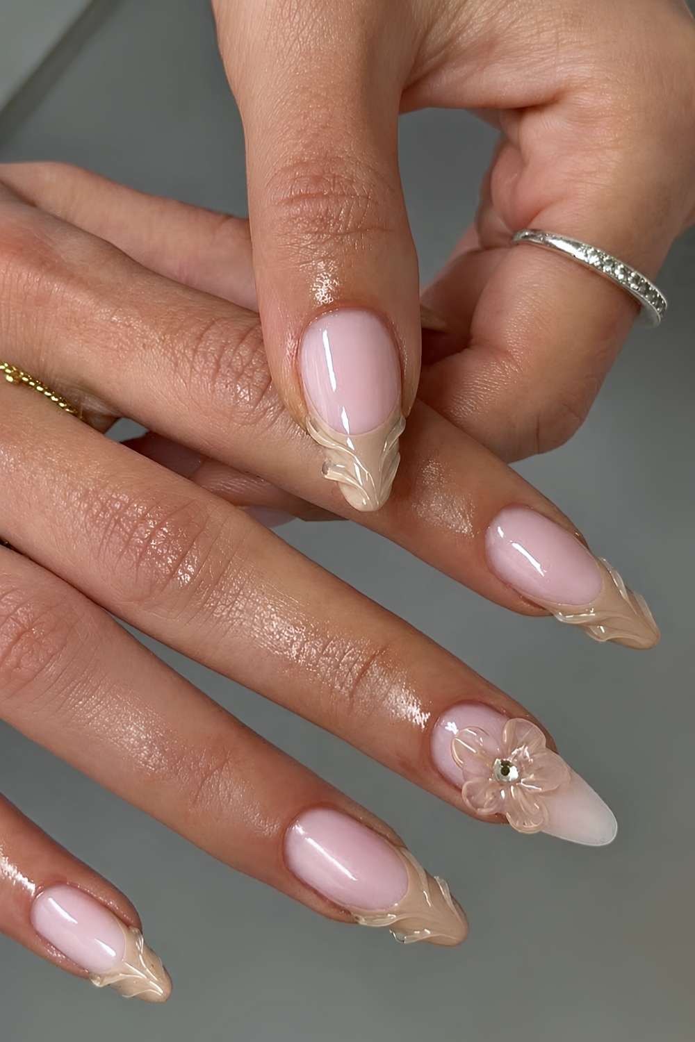 Neutrale French mit 3D Blumen und Swirls