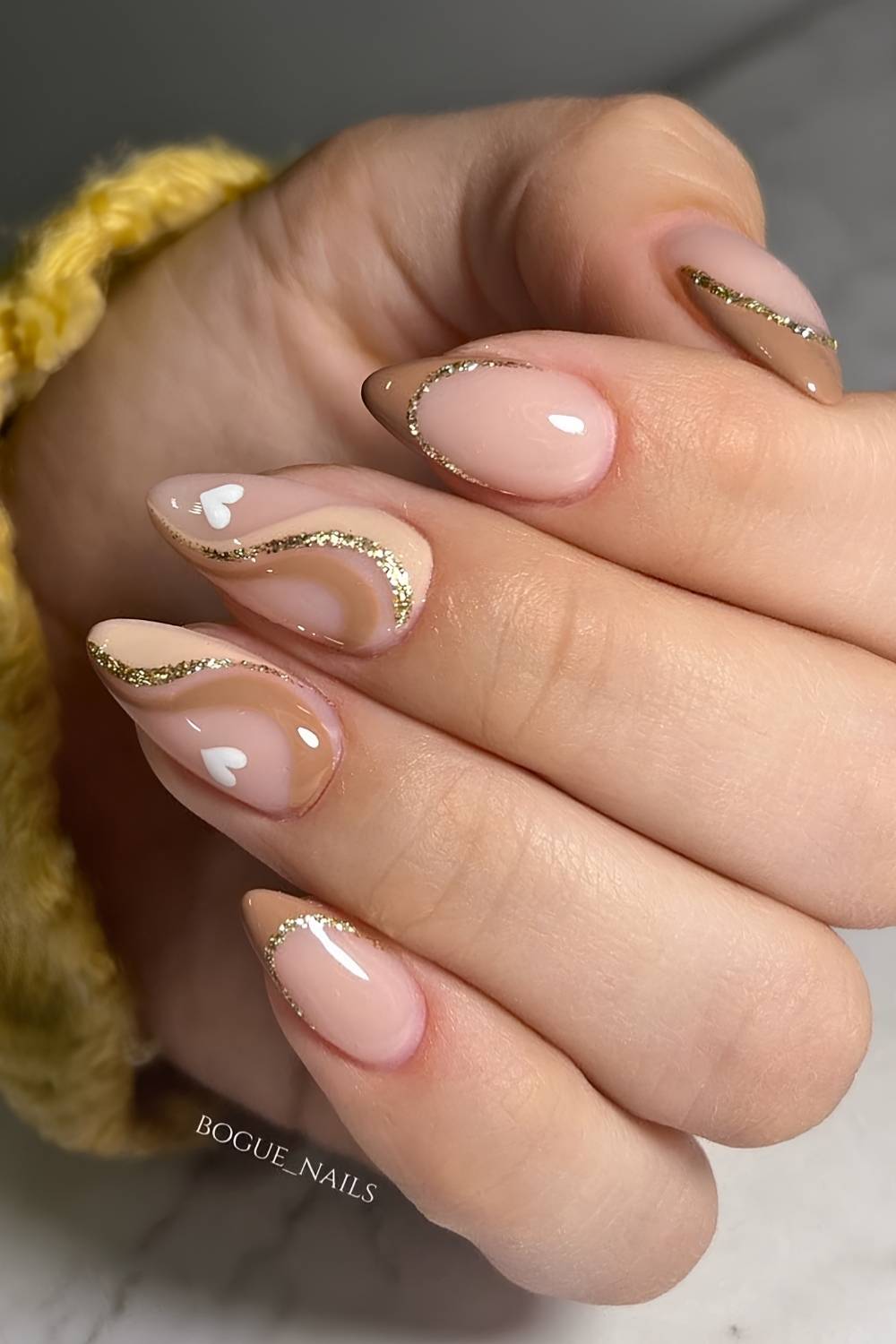 Neutrale French mit Swirls und Herzen