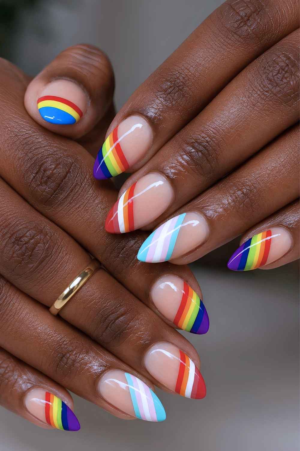 Neutrale Manikuere mit Regenbogenstreifen