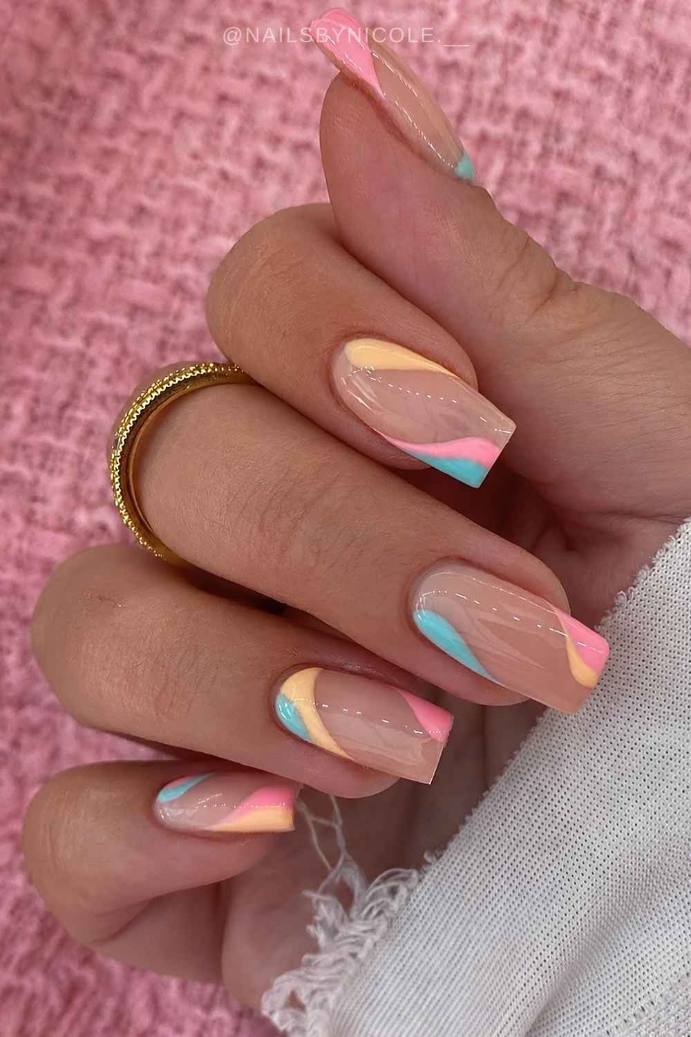 Neutrale mani mit bunten candy swirls