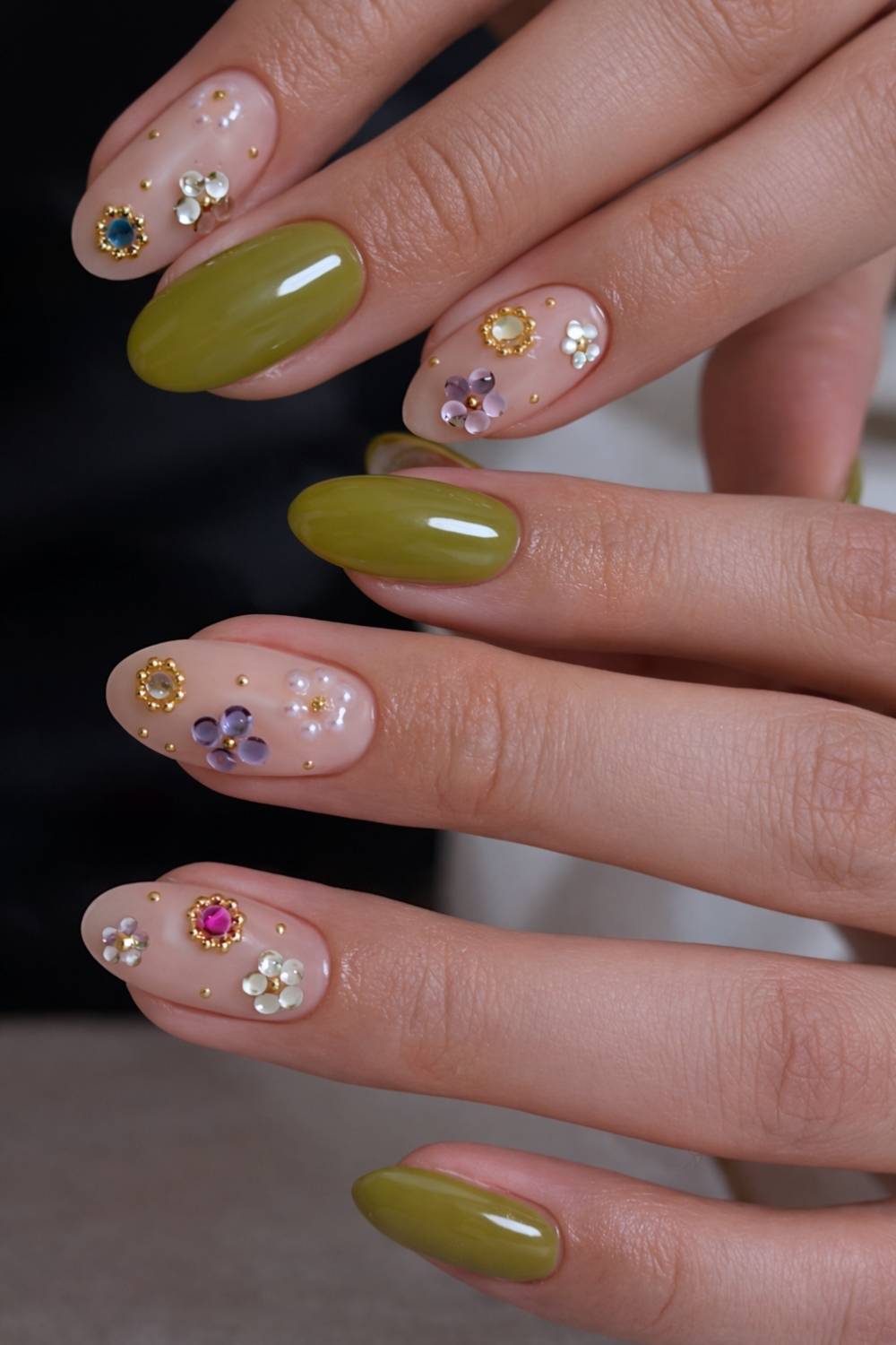 Olivgrune Manikuere mit Strassblumen