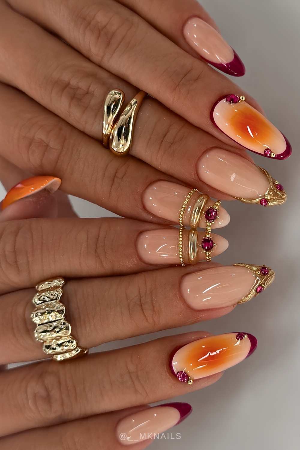 Orange Bordeaux Naegel mit Gold Bangle Nail Art