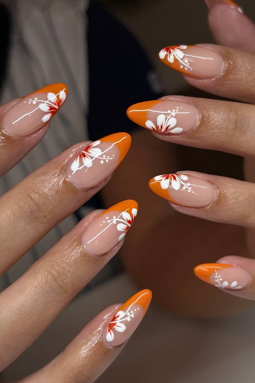 Orange French Tips mit Hibiskusblueten