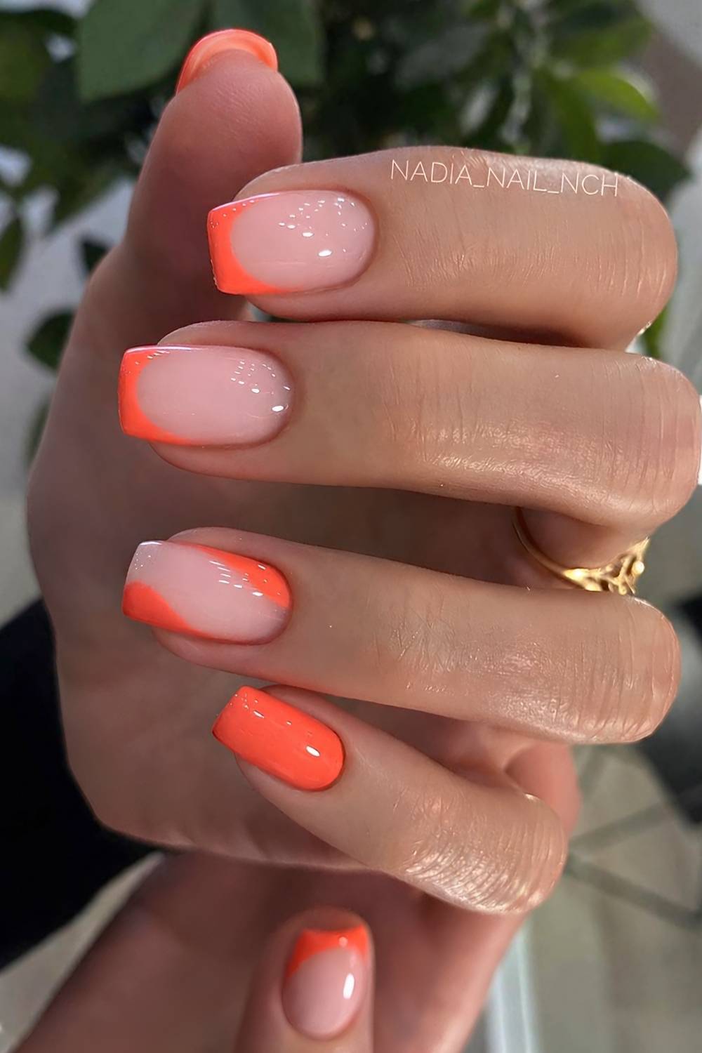 Orange Manikuere mit Negative Space Design