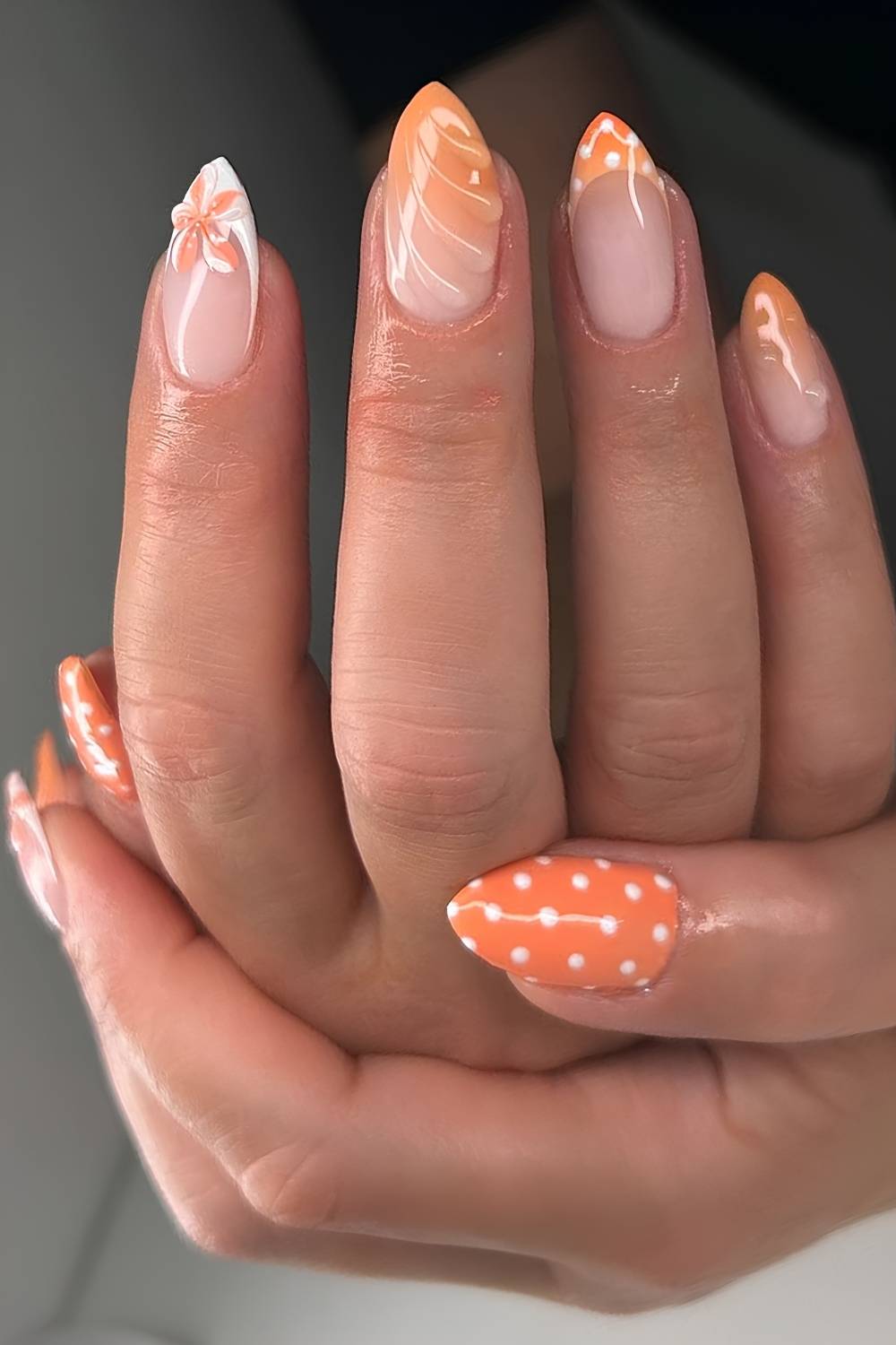 Orange Naegel mit Polka Dots und Blumen