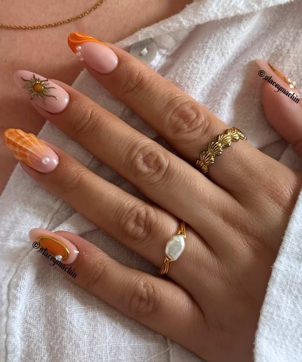Orange Sommernaegel mit Perlen und Muscheln