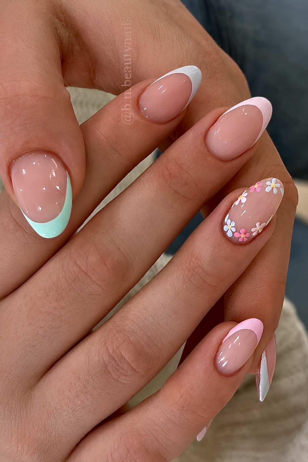 Pastell Skittle French Naegel mit zarten Blumen