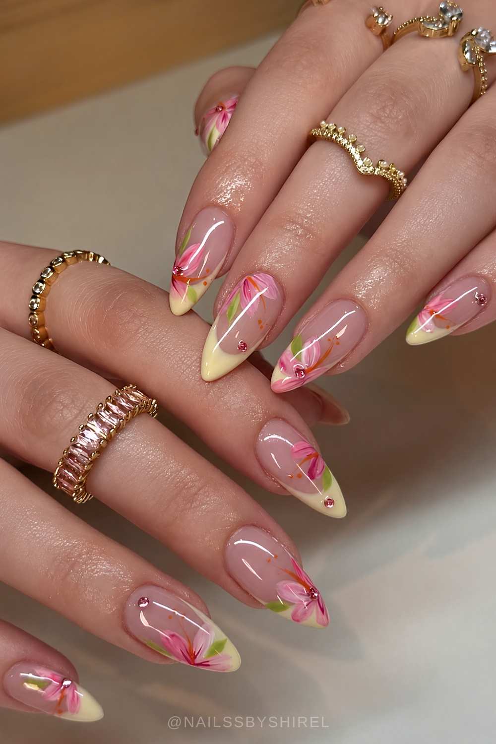 Pastellgelb French naegel pinke blumen