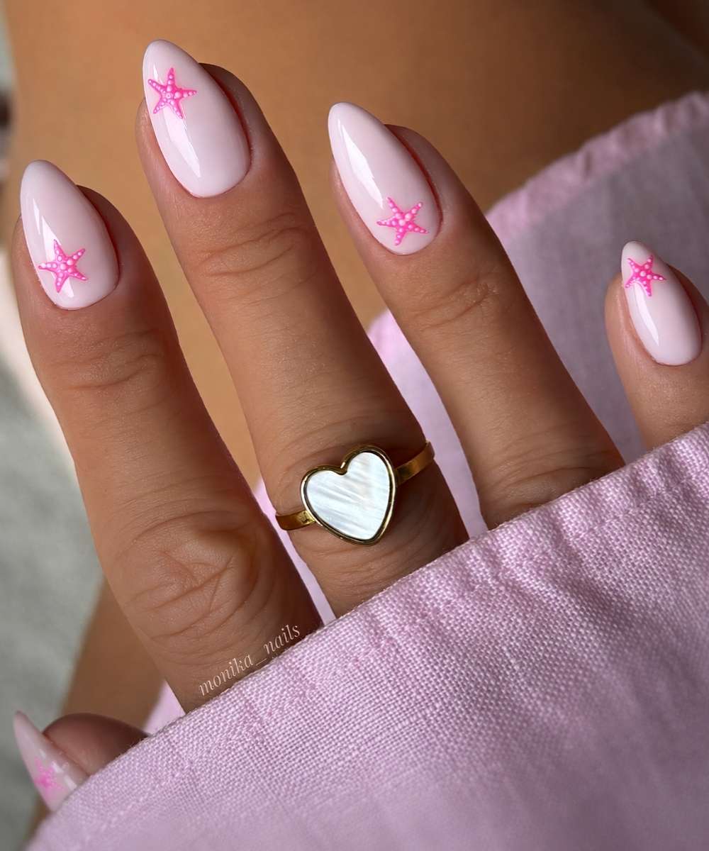 Pastellrosa Manikuere mit pinken Seesternen