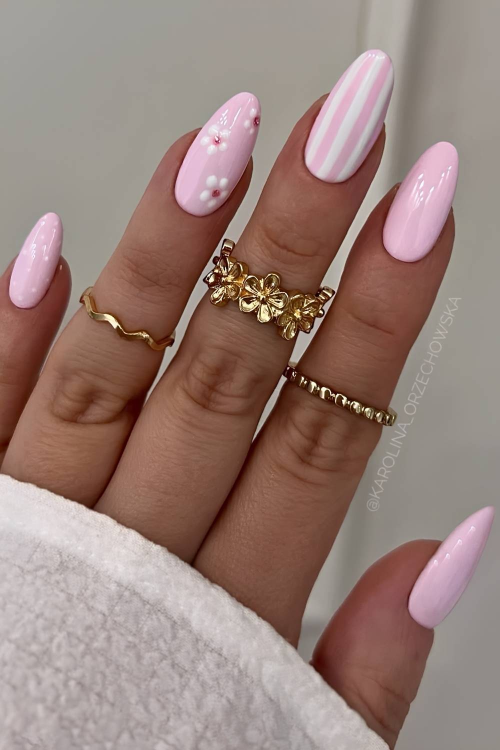Pastellrosa Naegel mit Blumen und Streifen