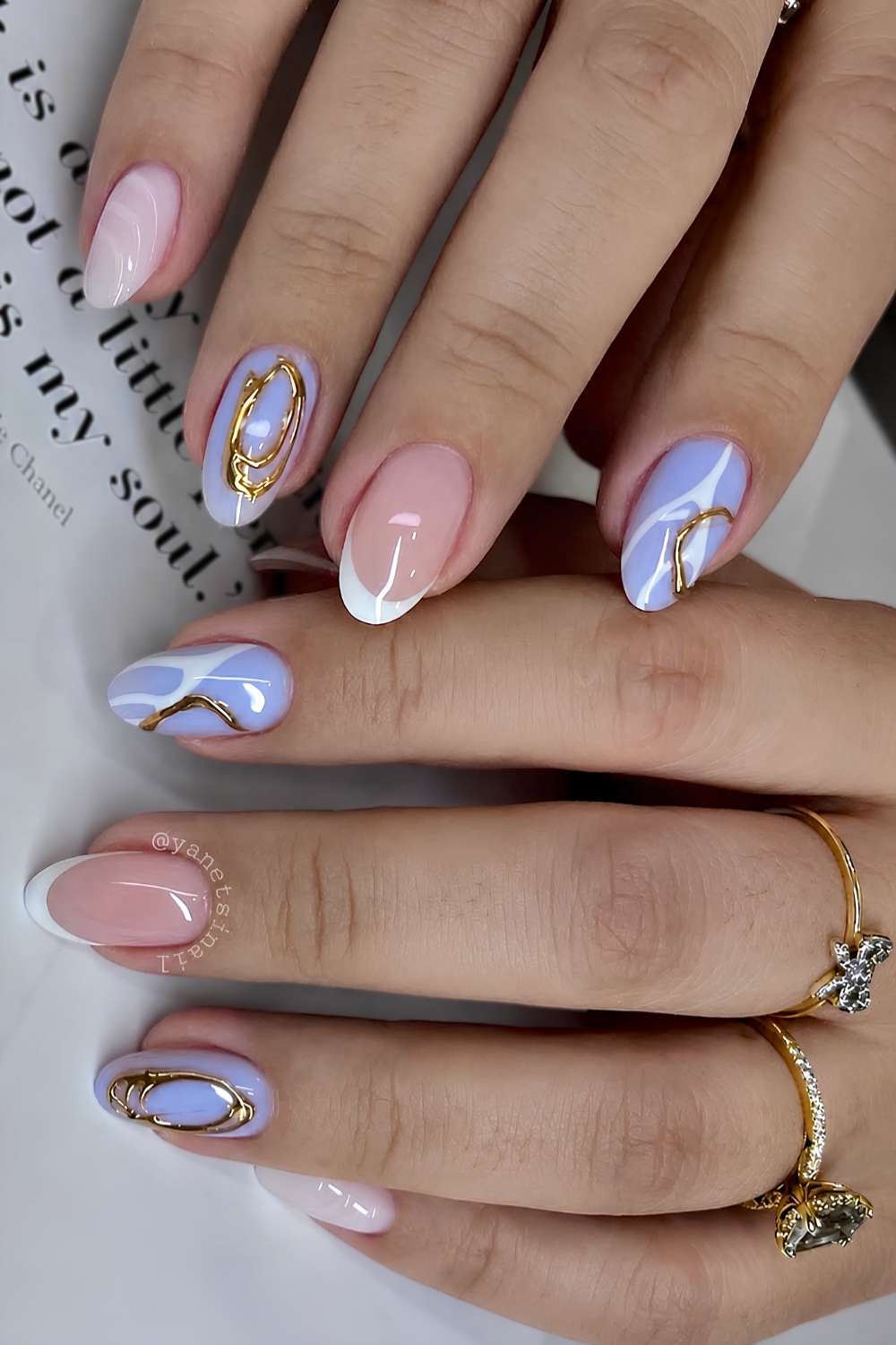 Periwinkle und weisse Naegel mit Gold Details