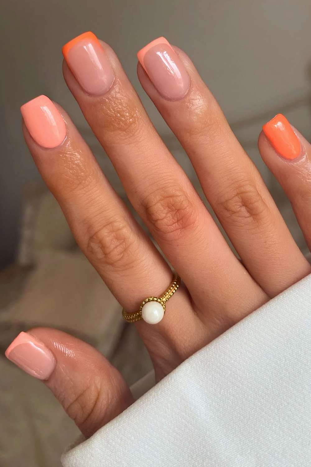 Pfirsich orange Naegel mit French Tips