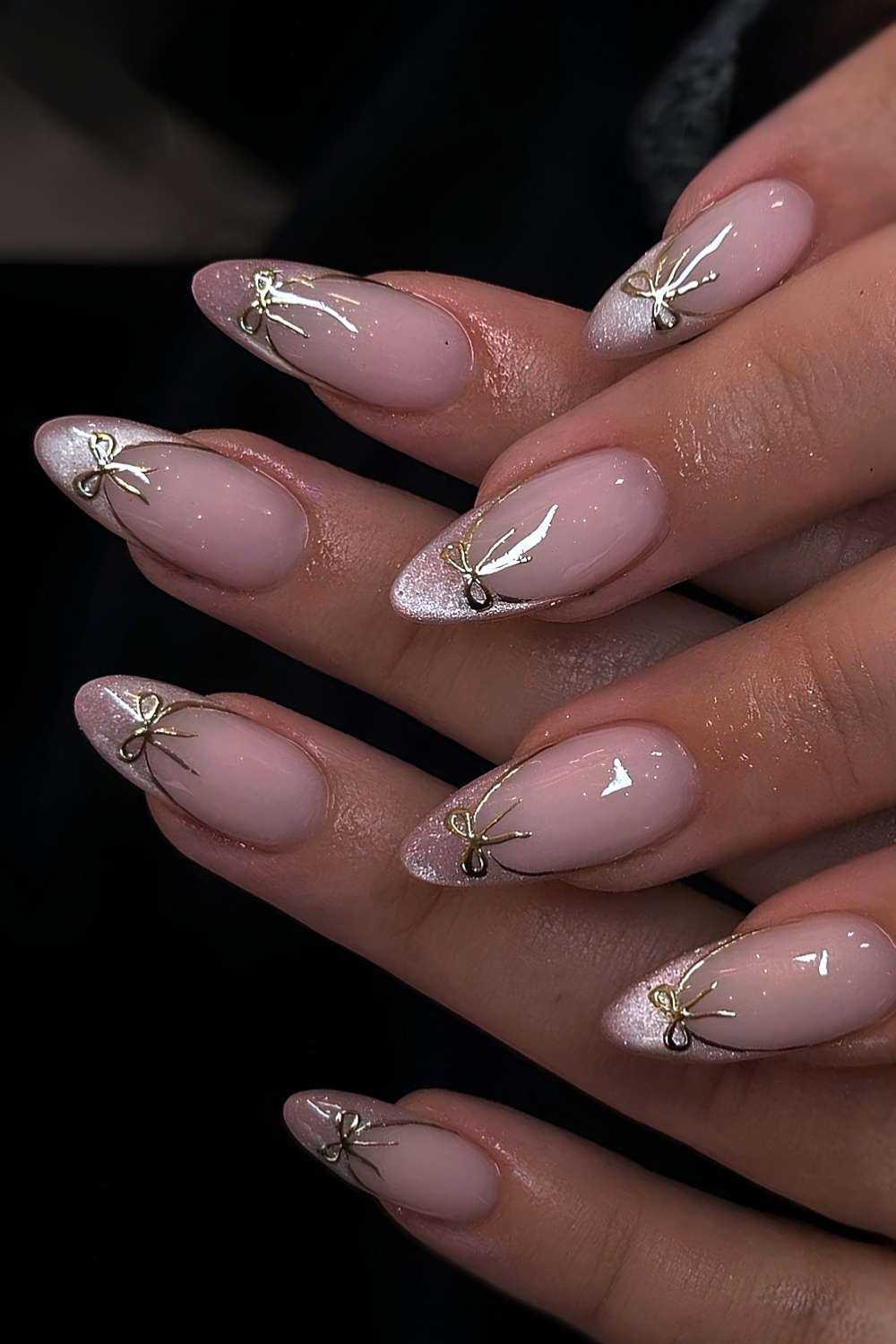 Pink Cat Eye French Mani mit goldenen Schleifen
