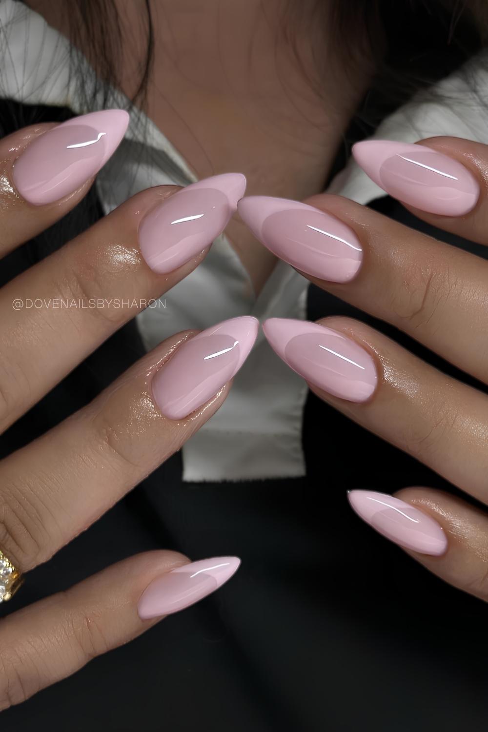 Pink French Mani auf milchiger Base
