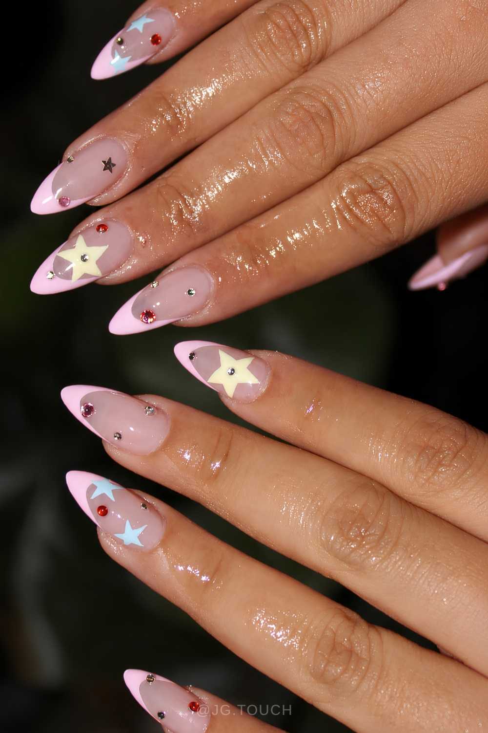 Pink French Manikure mit Pastellsternen und Gems