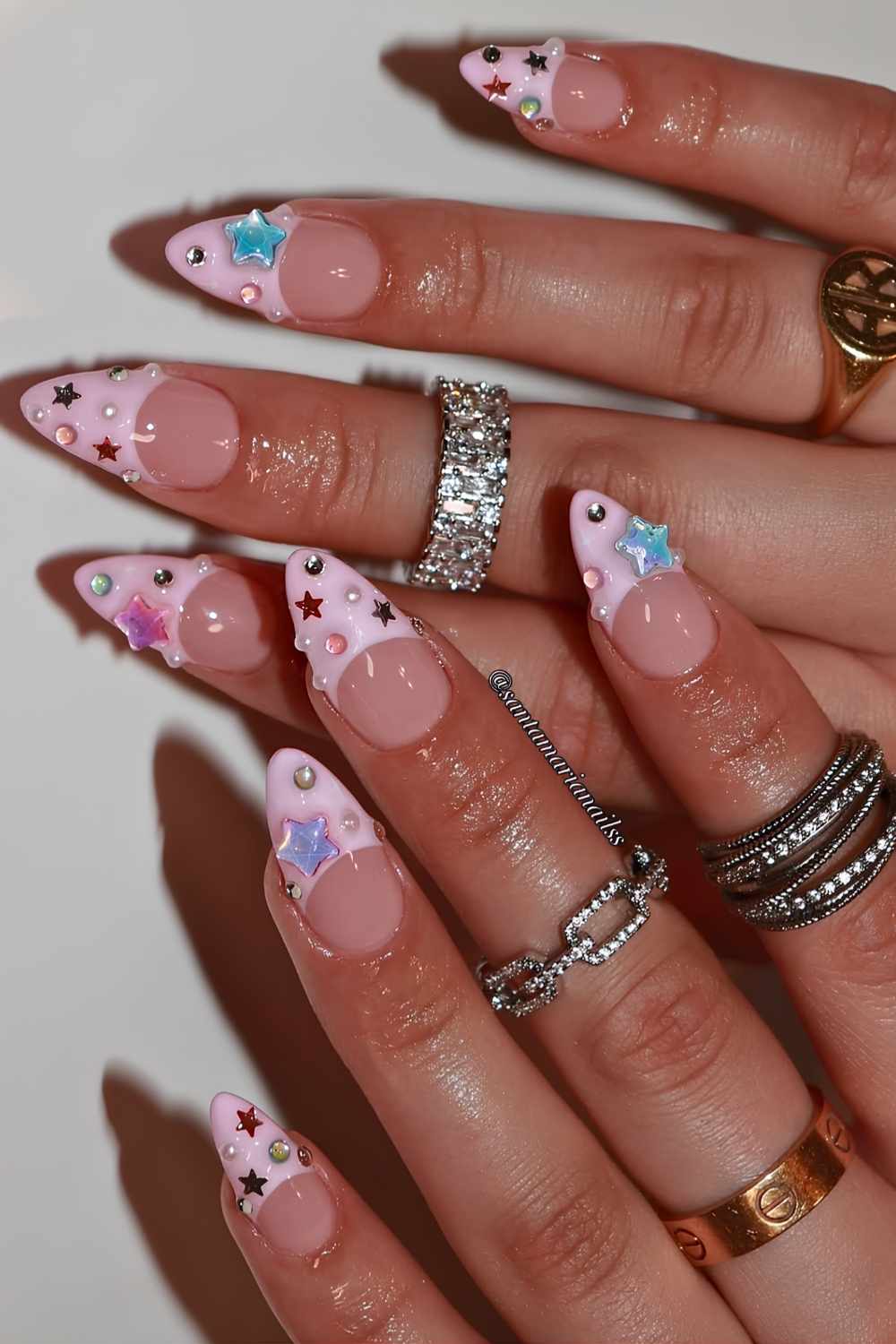 Pink French Manikure mit bunten Gems und Sternen