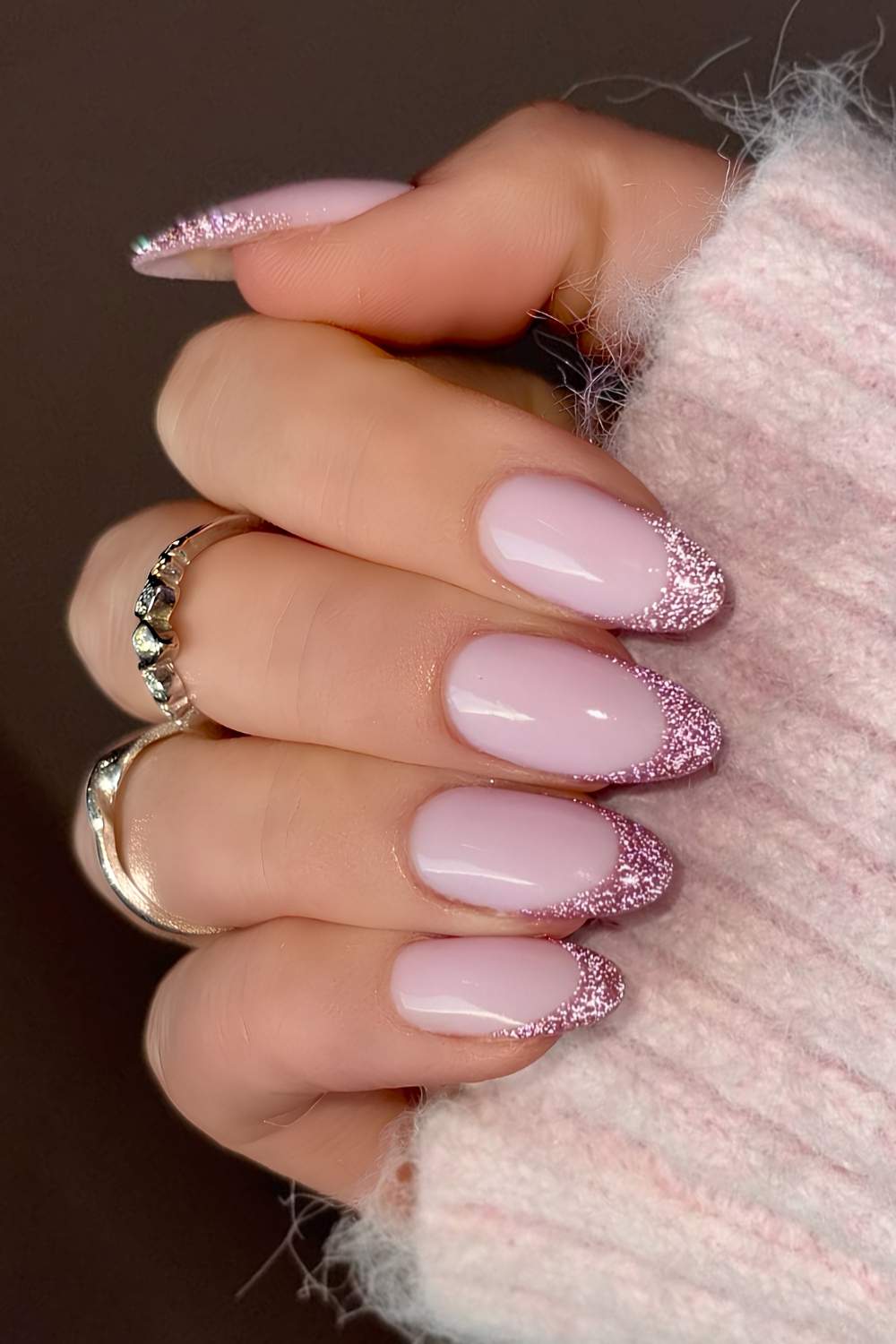 Pink Glitter French Mani auf milchiger Base