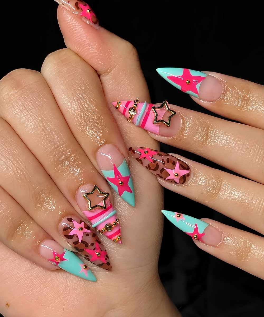 Pink blaue Naegel mit Sternen und Leopardenmuster