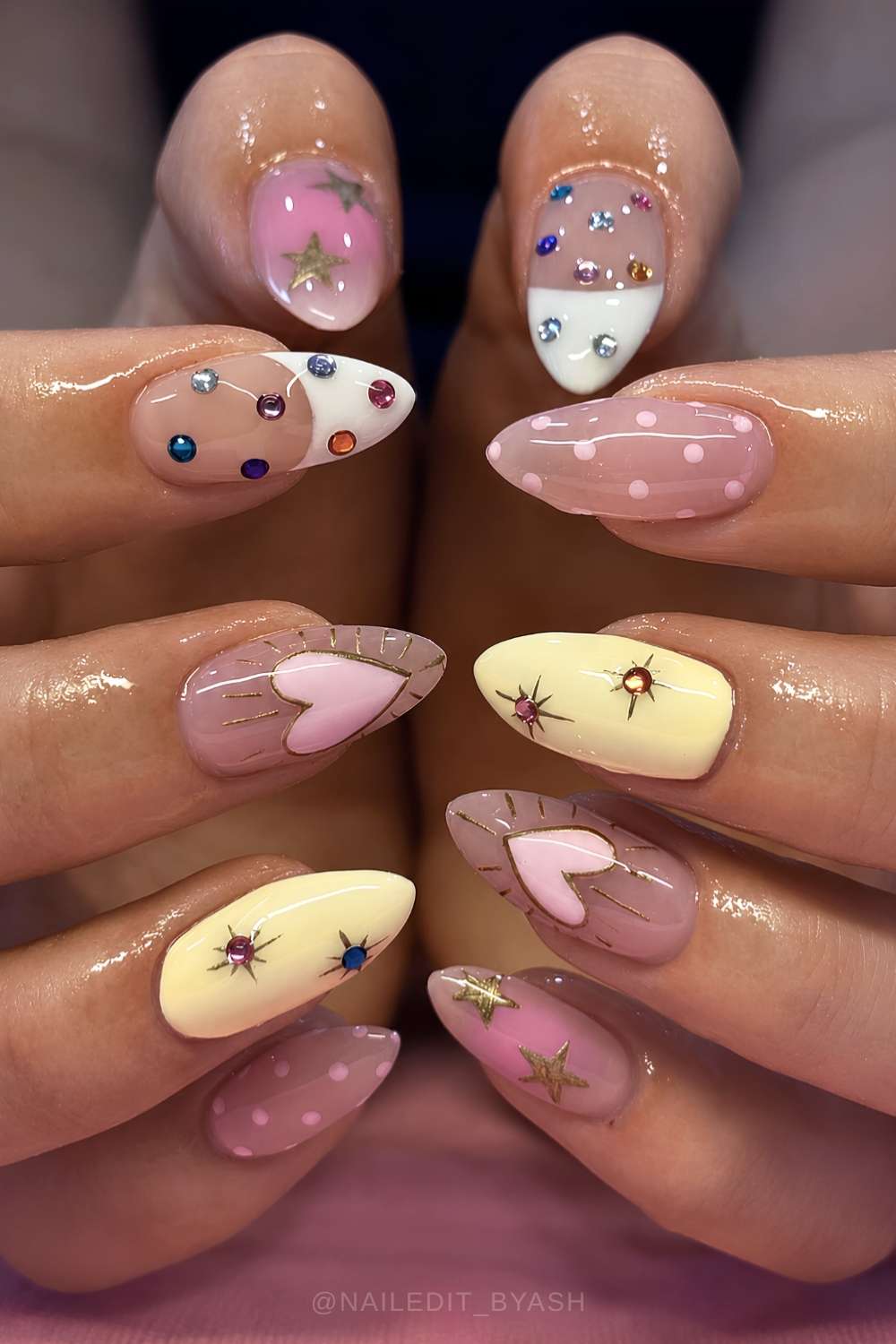 Pink gelbe Naegel mit Gems und Herzen