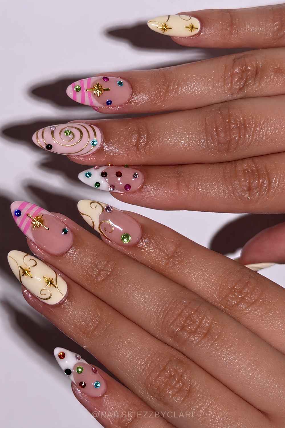 Pink gelbe Y2K Manikure mit Gems und Swirls