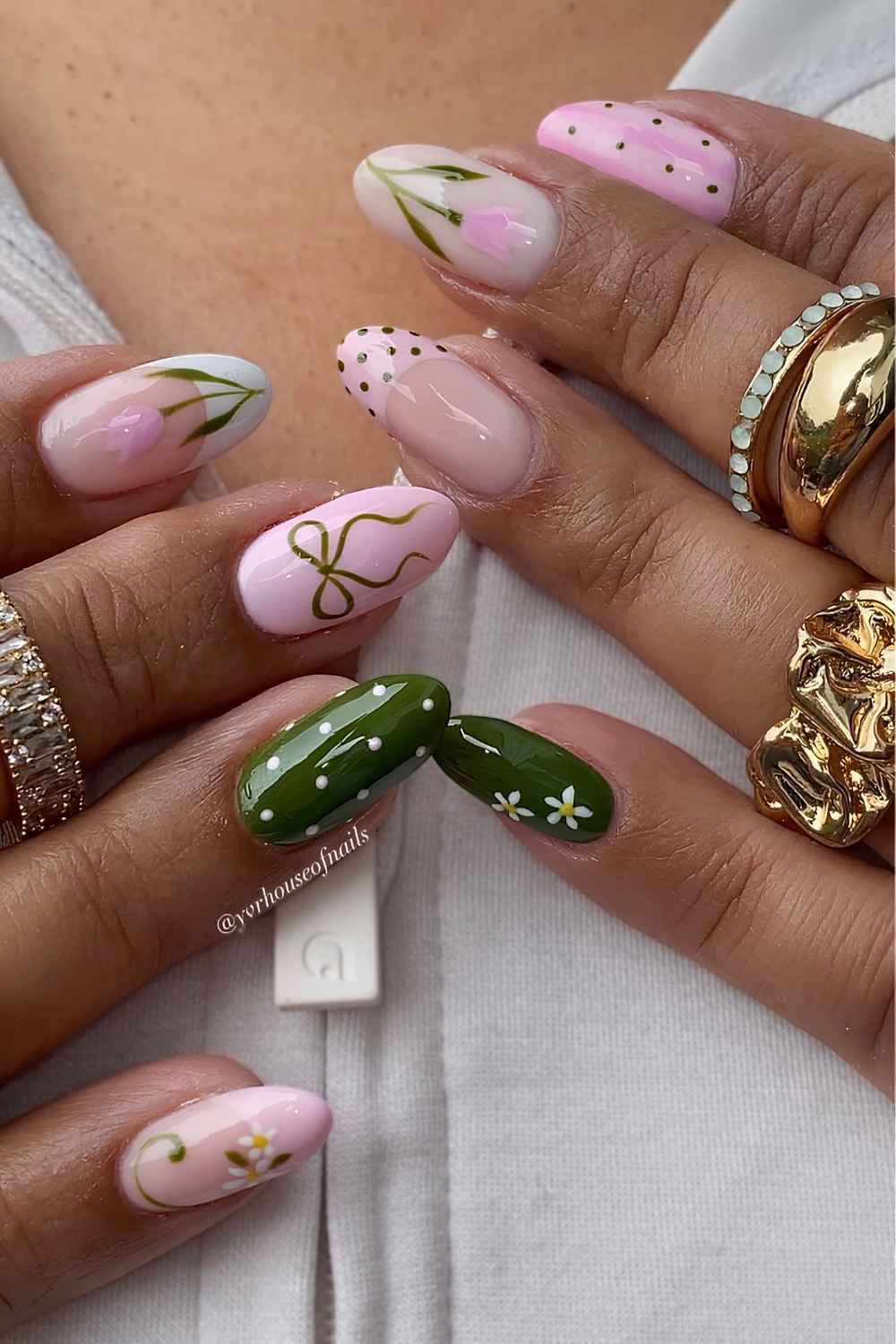 Pink gruene naegel mit tulpen und punkten