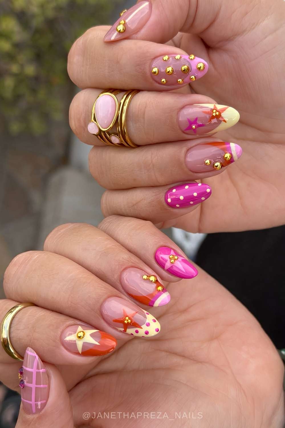 Pink orange naegel mit sternen und goldperlen