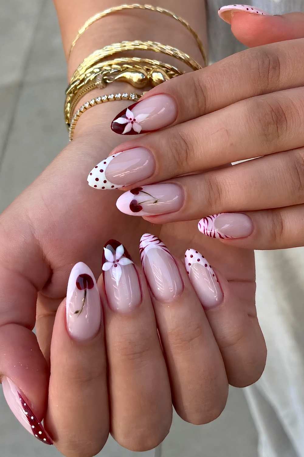 Pink und Bordeaux French Naegel mit Kirschen und Blumen