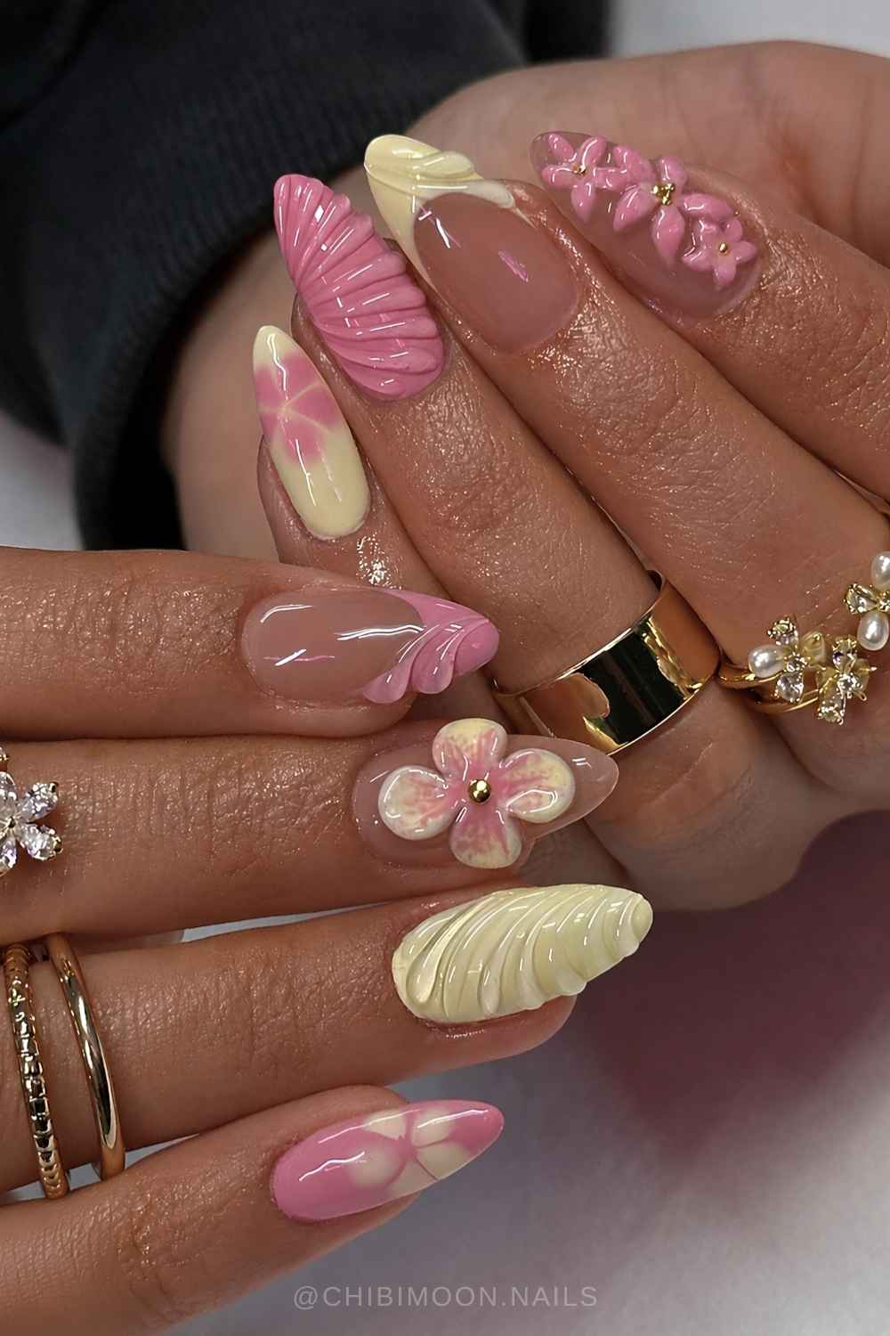 Pink und gelb naegel florales design