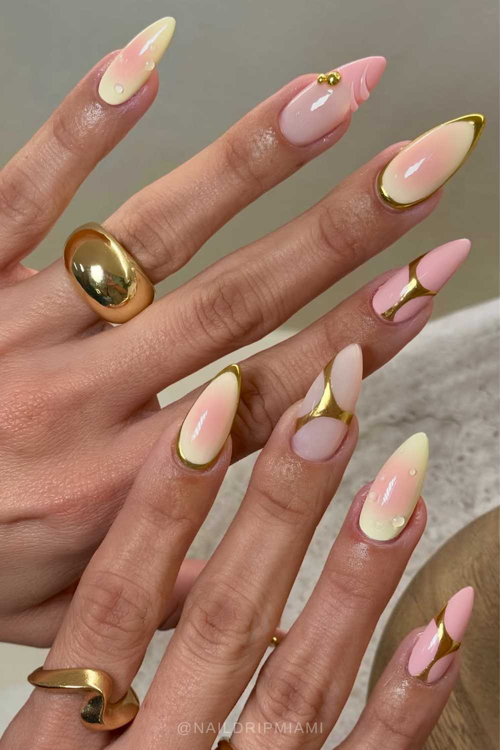 Pink und gelb naegel gold chrome linien