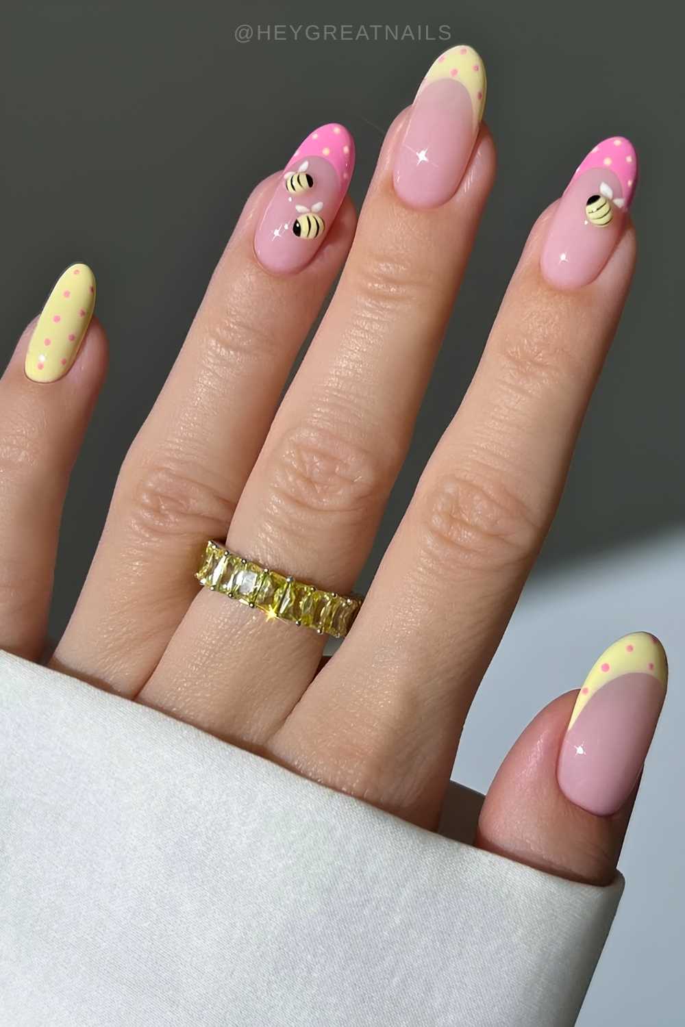 Pink und gelb naegel mit bienen und punkten