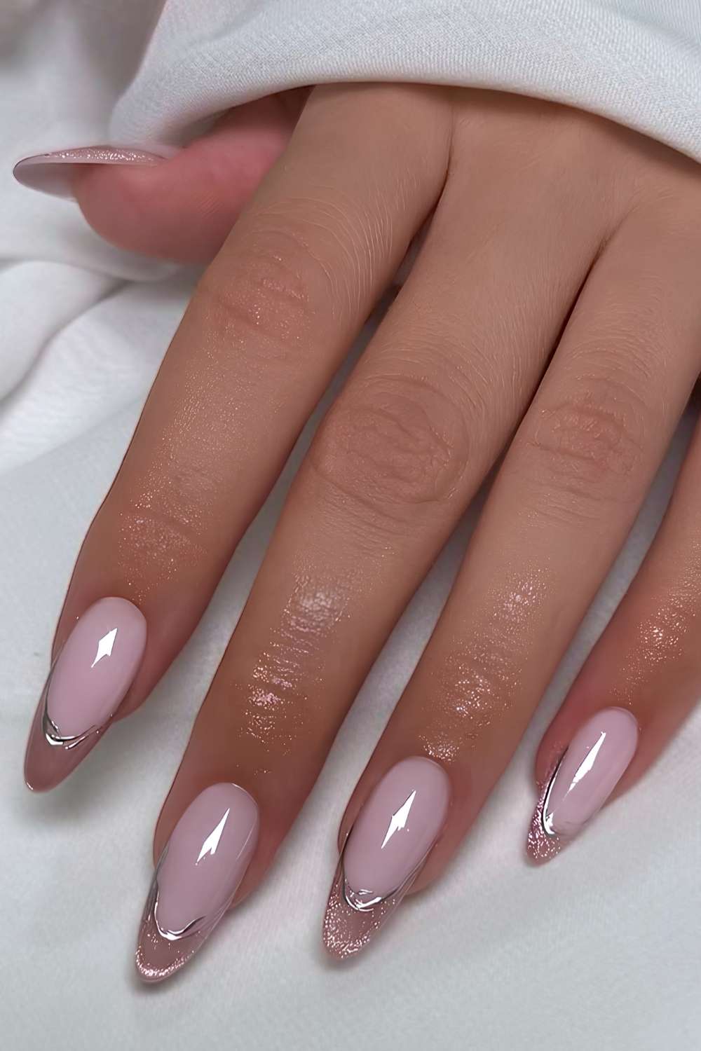 Pinke Cat Eye French Naegel mit silbernen Konturen