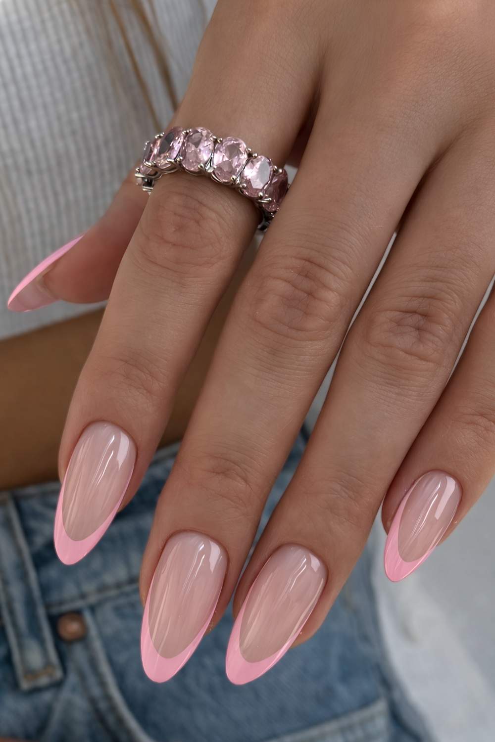 Pinke French Mani in Mandelform