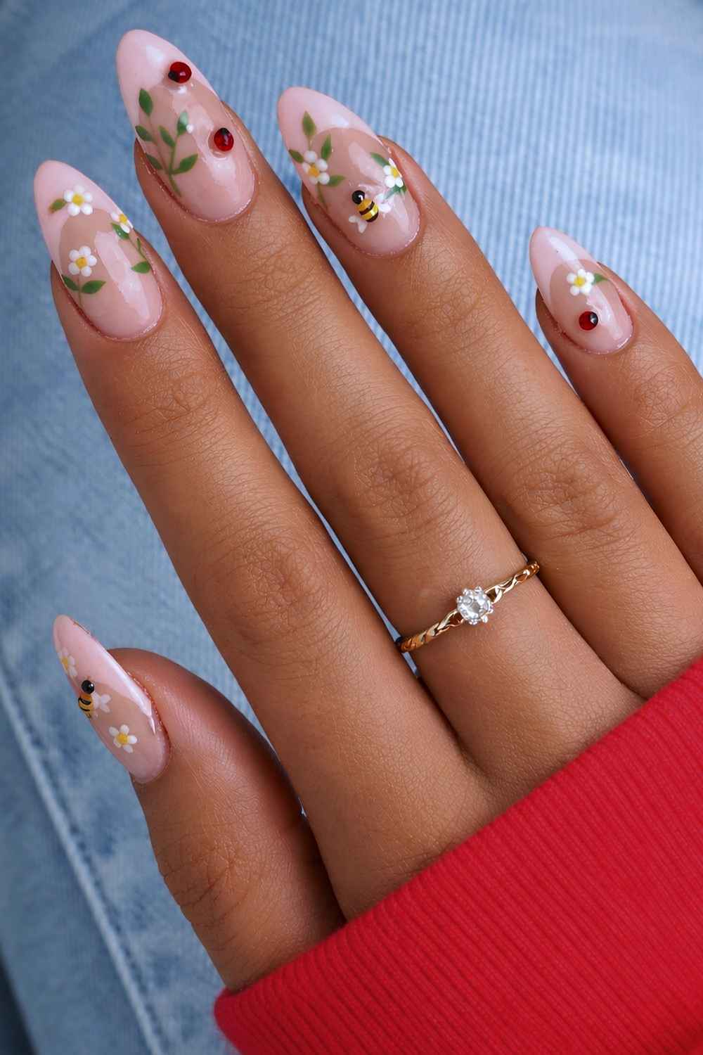 Pinke French Naegel mit Biene und Gaensebluemchen