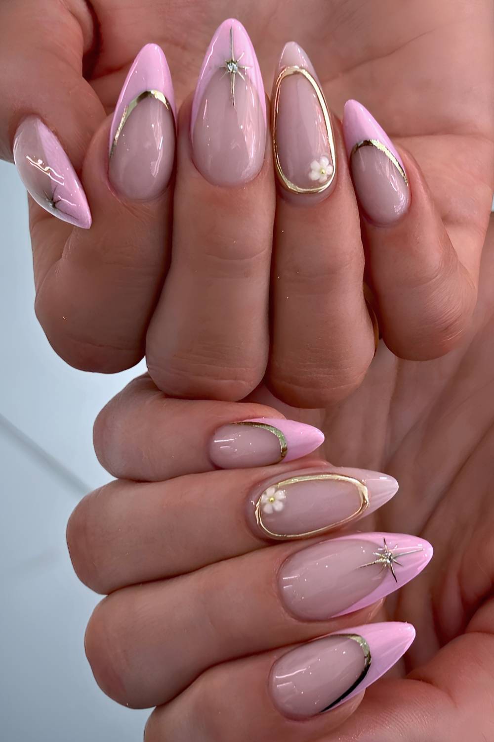 Pinke French Naegel mit Gold Details