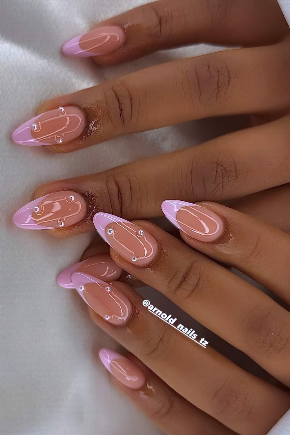 Pinke French Naegel mit Mini Perlen