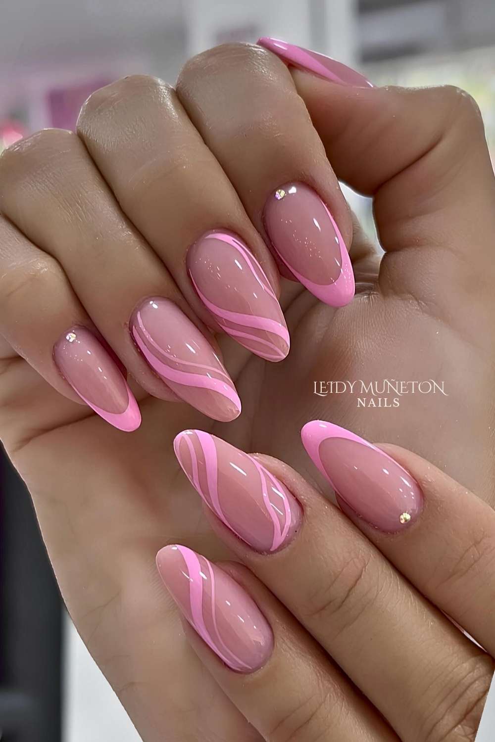 Pinke French Naegel mit Swirls und Steinen