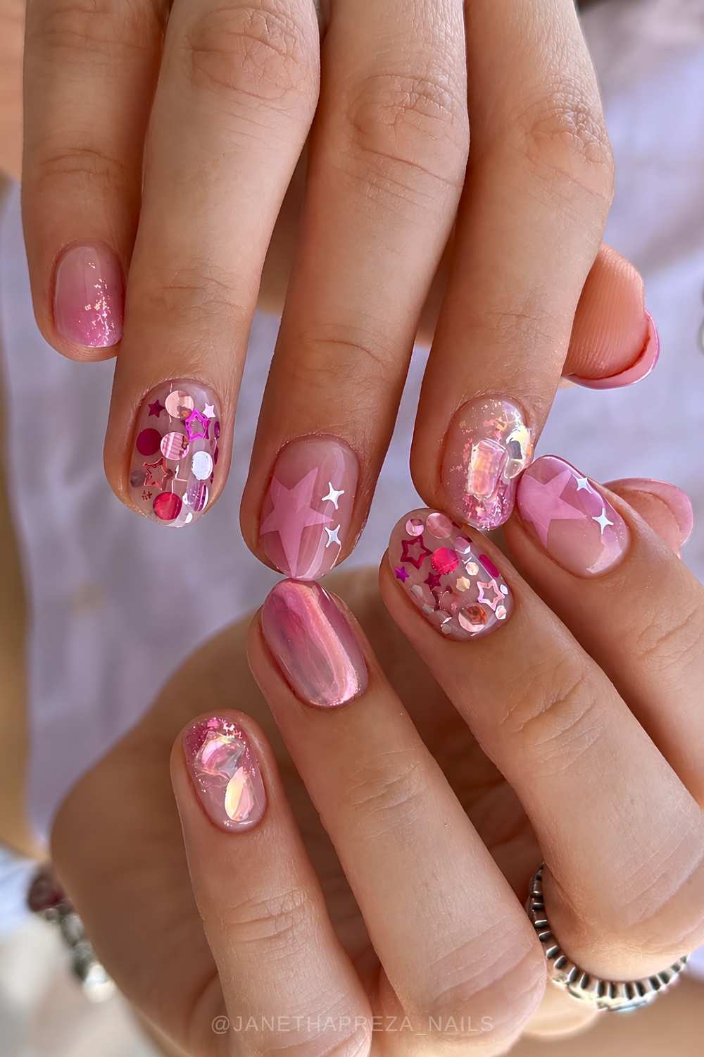 Pinke Naegel mit Sternen und Konfetti Glitzer