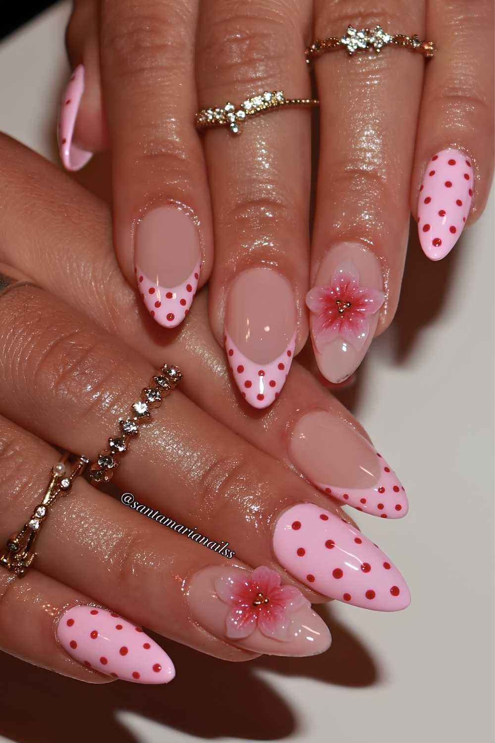 Pinke Naegel mit roten Punkten und Blumen