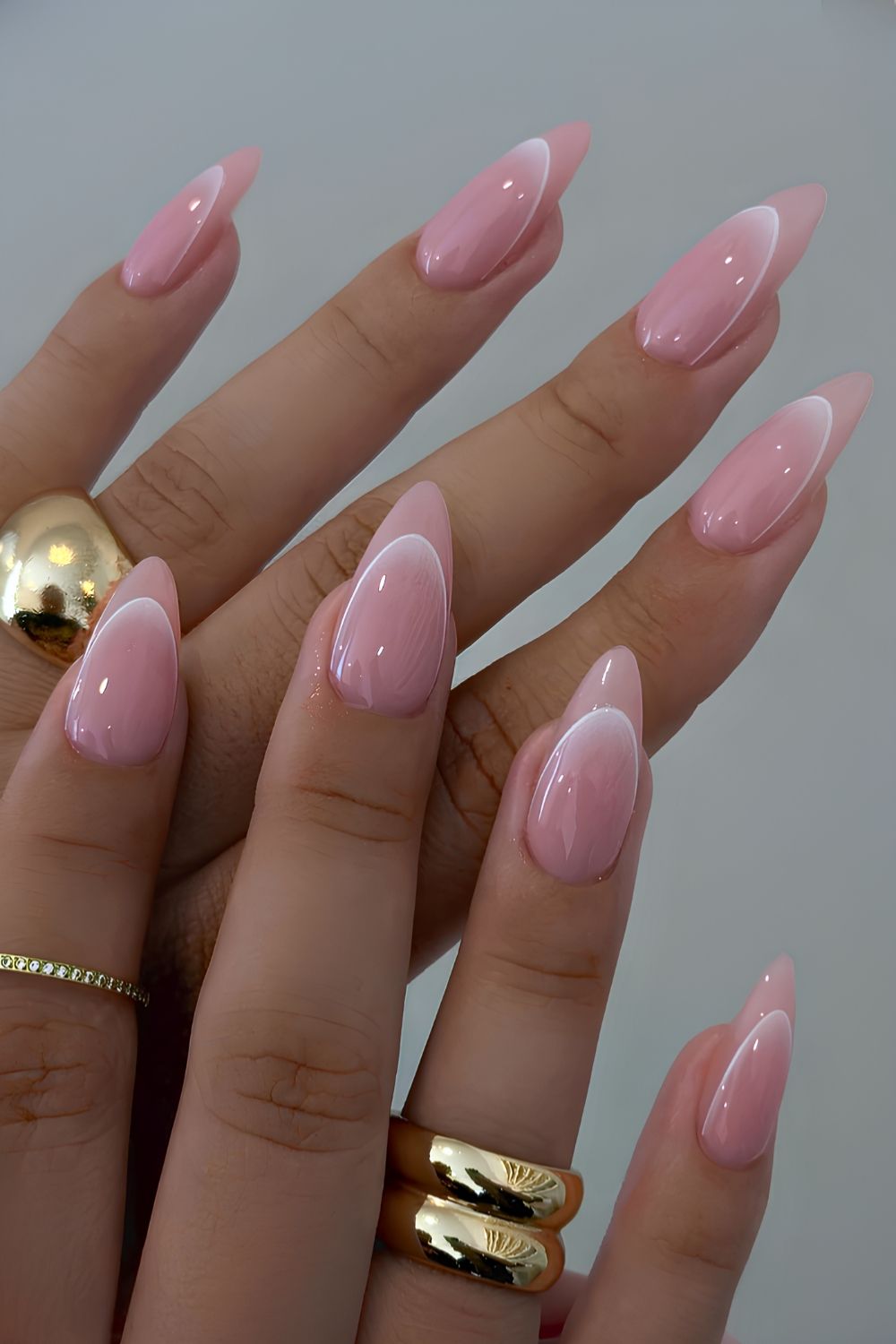 Pinke Naegel mit weissen French Outlines